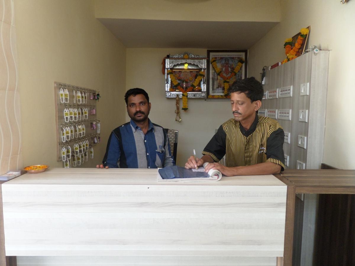 Hotel Riya-Raj Lodging Titwala Esterno foto